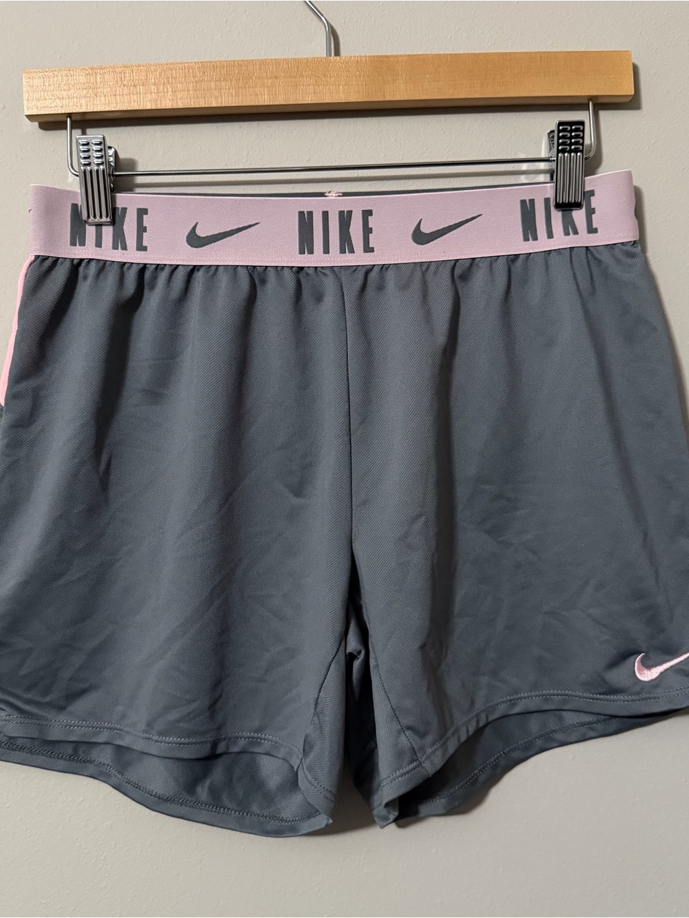 Nike Dri-FIT Trophy Gray Pink Shorts Girl’s Youth Size XL